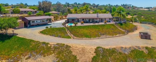 122 Lake View Ln, El Cajon, CA 92021-3840