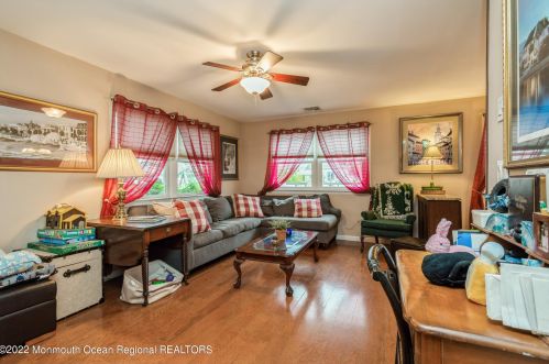 17 Bayview Ave, Berkeley Township, NJ 08721-1103