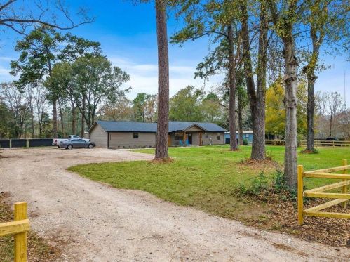 28486 Robinson Rd, Conroe, TX 77385-7532