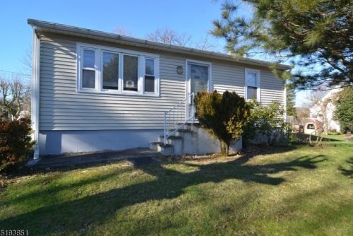 13 Corcoran St, Flemington, NJ 08822-1124