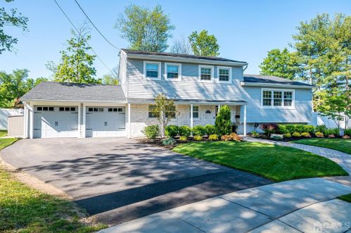 12 Revere Ct, Metuchen, NJ 08840-1632