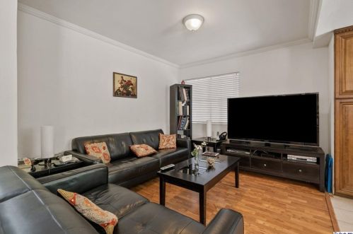 1998 Glenoaks Blvd, Glendale CA  91201-1644 exterior