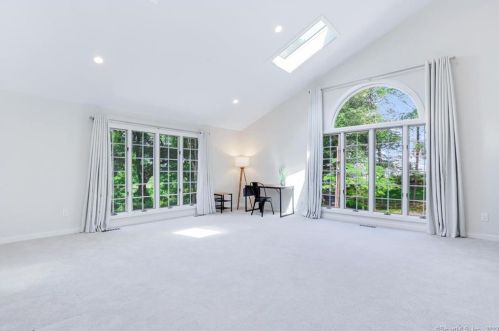 35 Hilltop Rd, Norwalk CT  06854-5001 exterior
