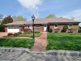 11 Riverside Dr, Barrington, RI 02806-3615