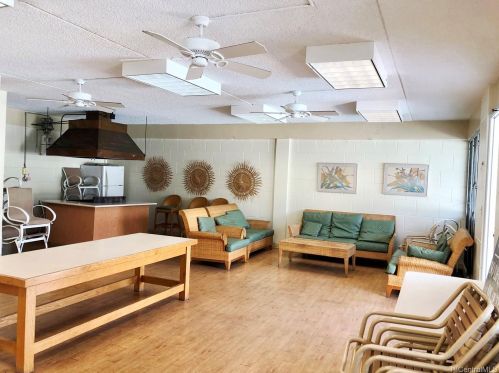 2847 Waialae Ave, Honolulu HI  96826-1820 exterior