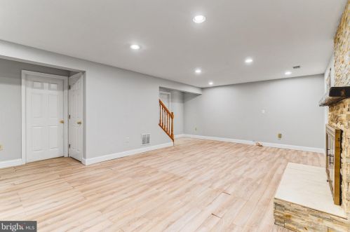 10014 Downeys Wood Ct, Springfield VA  22015-2730 exterior