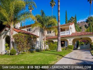 1051 Mtn St, Glendale CA  91202-1041 exterior