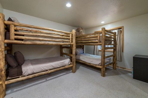 13977 Copenhagen Dr, Truckee CA  96161-6633 exterior