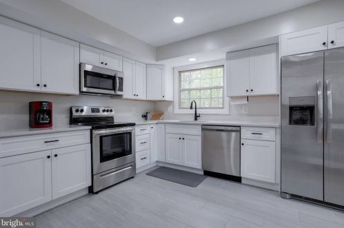 5707 Oak Leather Dr, Springfield VA  22015-2315 exterior