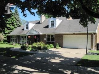 569 Parkway Rd, North Riverside, IL 60546-1650