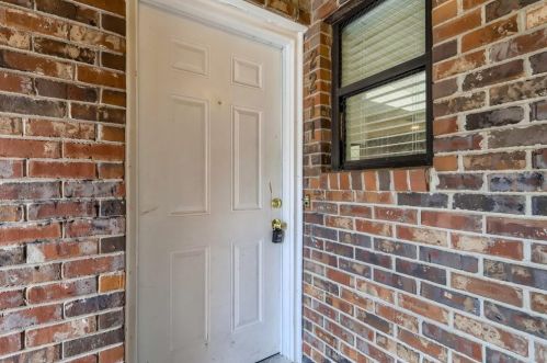 2211 Surrey Ct, Marietta, GA 30067-6668