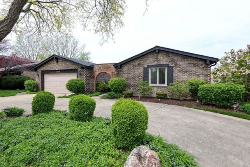 3900 Chester Dr, Glenview, IL 60026-1045