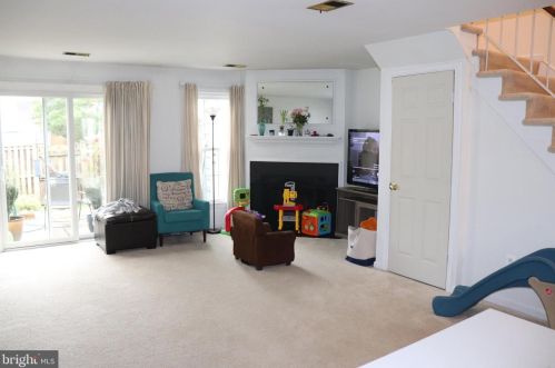 8020 Revenna Ln, Springfield VA  22153-2961 exterior