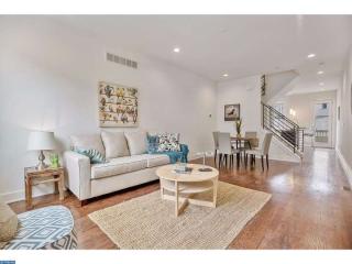 2245 League St, Philadelphia, PA 19146-2525