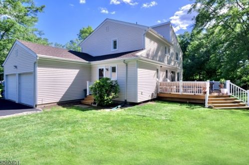 28 Dunbridge Ln, Gillette, NJ 07933-1604