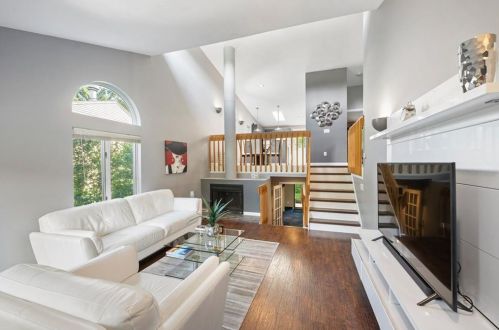 90 Cardinal Dr, North Kingstown, RI 02852-6527