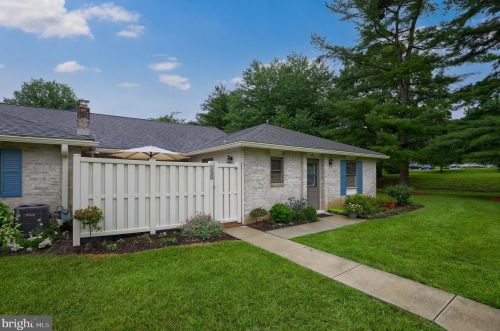 185 Valleybrook Dr, Lancaster PA  17601-4620 exterior