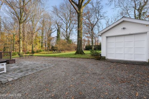 17 Circle Dr, Greenwich CT  06830-6737 exterior