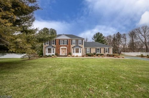 8 Farmstead Ct, Dover, NJ 07869-3501