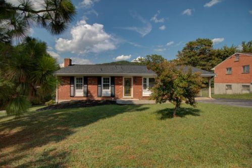 1819 Terry Dr, Vinton, VA 24179-1217