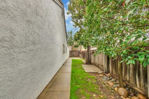 8616 Diamond Crest Ct, Elk Grove CA  95624-2848 exterior