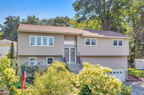 22 Sandra Ln, Bloomingdale, NJ 07403-1537
