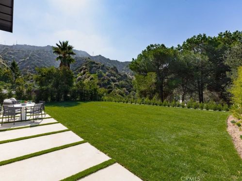 17252 Escalon Dr, Van Nuys CA  91436-4032 exterior