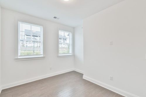 6528 Beacon Dr, Atlanta GA  30328-4204 exterior