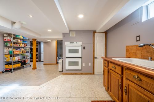 15 Hartshorne Pl, Middletown NJ  07748-2520 exterior