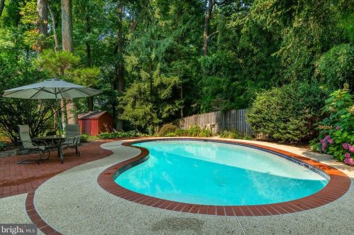 1423 Crestridge Dr, Silver Spring MD 20910-1535 exterior