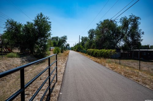 756 Carnation Dr, Sandy UT 84094-4435 exterior