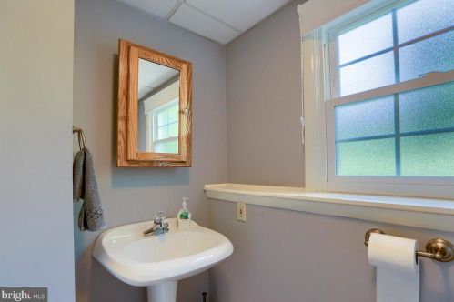 2410 Creek View Dr, Lancaster PA  17602-1450 exterior