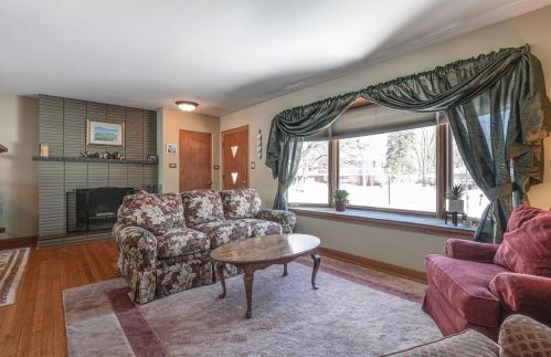 404 Oak Ave, Mount Prospect, IL 60056-2219