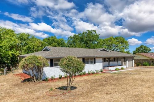 4516 Rolling Hills Dr, Fort Worth TX  76119-4558 exterior