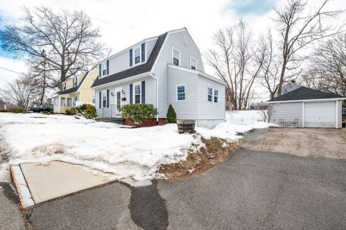 5 Wallingford St, Dover, NH 03820-3821