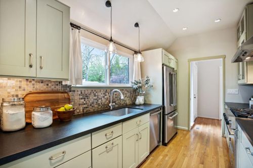 23 Farm Rd, Los Altos, CA 94024-7059