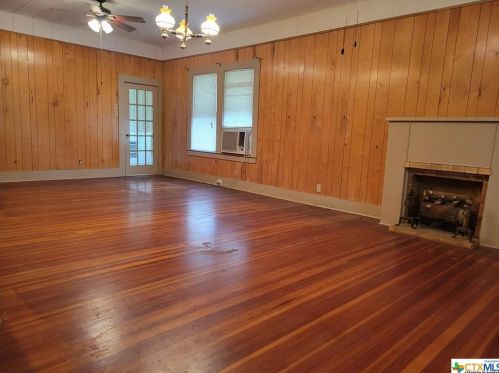 523 Elm St, Seguin TX  78155-4719 exterior