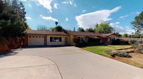 132 Broadbent Dr, Riverside CA  92507-4809 exterior