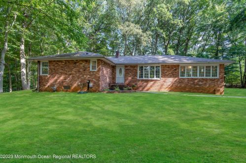 10 Parkway Pl, Holmdel Village, NJ 07733-1901