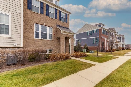 3187 Coral Ln, Glenview, IL 60026-6802