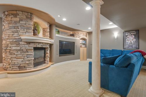 1827 Krystle Dr, Lancaster PA  17602-4149 exterior