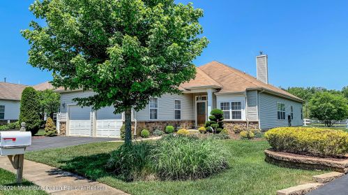 17 Verona Dr, Lakehurst, NJ 08759-8117