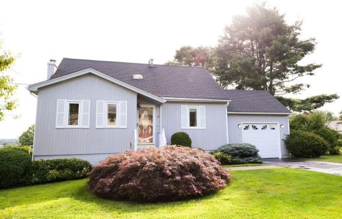 8 Pine Crest Dr, Providence, RI 02919-3508