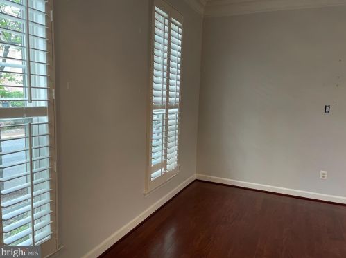 787 Monument Ave, Woodbridge VA  22191-5406 exterior