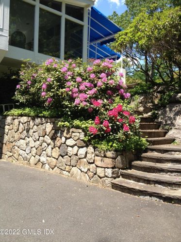28 Nutmeg Dr, Greenwich CT  06831-3211 exterior