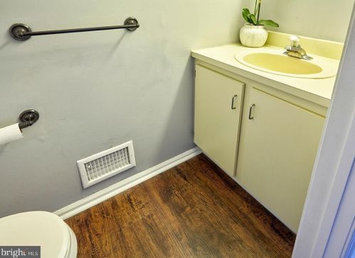 24 Cheverny Ct, Trenton NJ 08619-4718 exterior