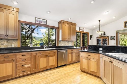 10155 Donner Trail Rd, Truckee, CA 96161-4939