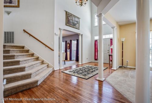 9 Nicholas Ct, Upper Freehold Township, NJ 08514-1828