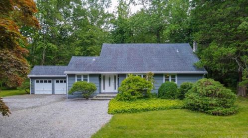 3 Huckleberry Dr, Norwalk, CT 06850-1703