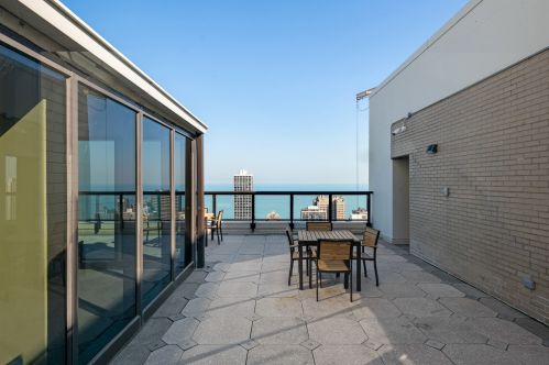 1560 Sandburg Ter, Chicago IL  60610-1313 exterior